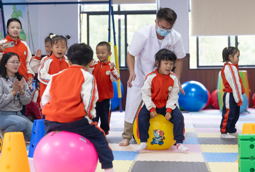 学生在施秉县民族中医院儿童康复科体验感统训练。