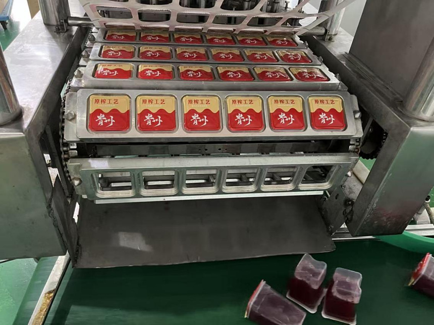 貴州黔滋梅食品有限公司加工楊梅汁產品生產線。鄢永華 攝