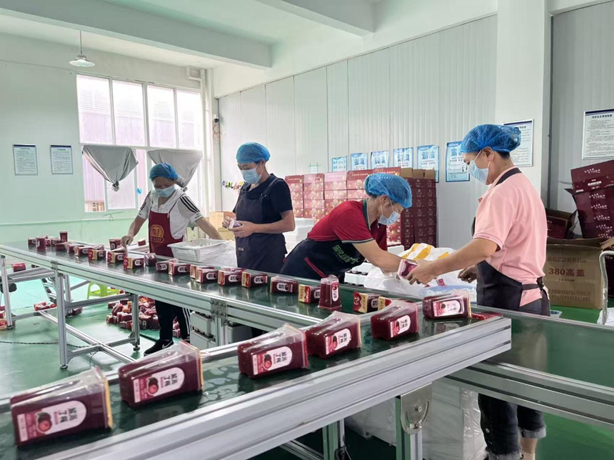 貴州黔滋梅食品有限公司工人在撿裝楊梅汁產品。鄢永華 、攝