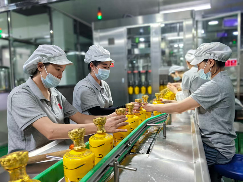 衡昌烧坊万吨储酒基地包装车间员工正在生产。
