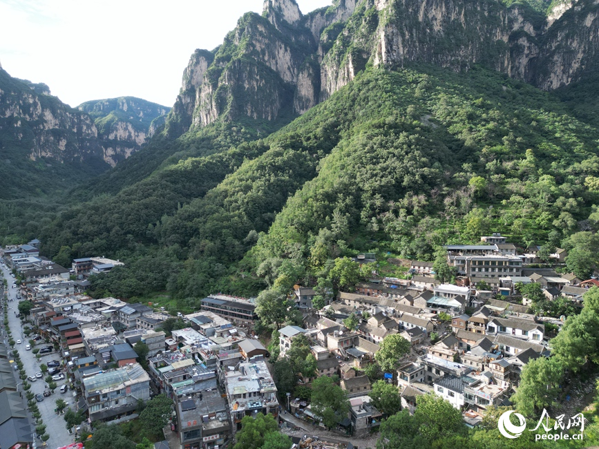 万仙山里的民宿集群。人民网记者 尚明桢摄