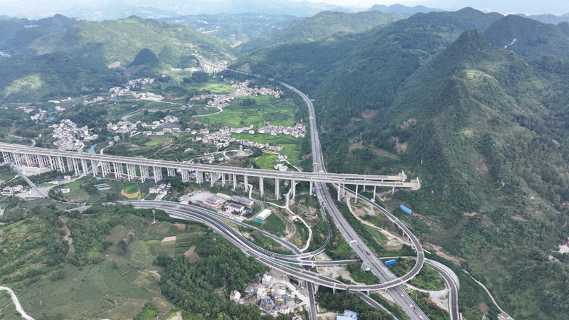 岩脚枢纽互通航拍图。