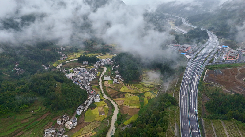 纳晴高速关寨收费站。