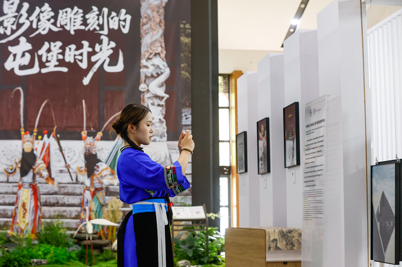 摄影展现场。瞿宏伦摄