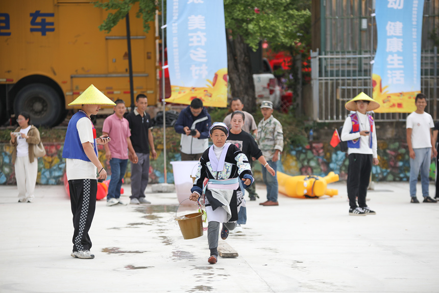 参赛人员进行农耕四项赛夏管（抗旱保苗）项目。石银超摄