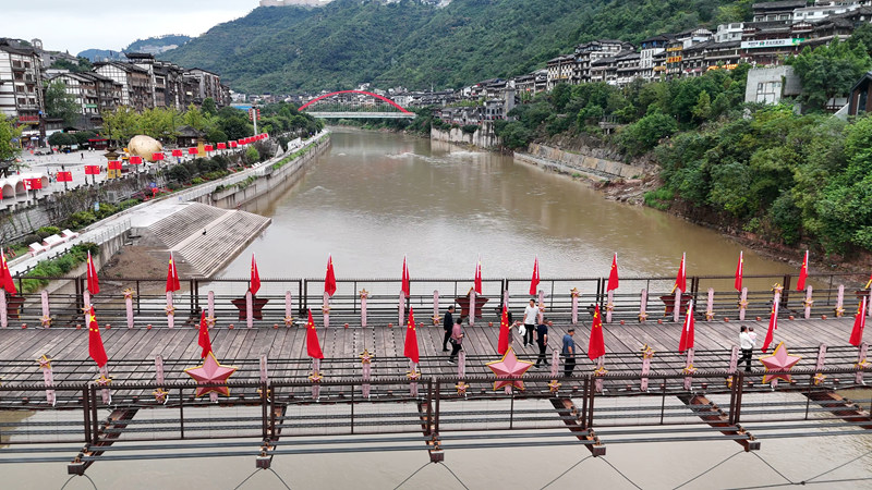 红军桥上已经安装好五星红旗。