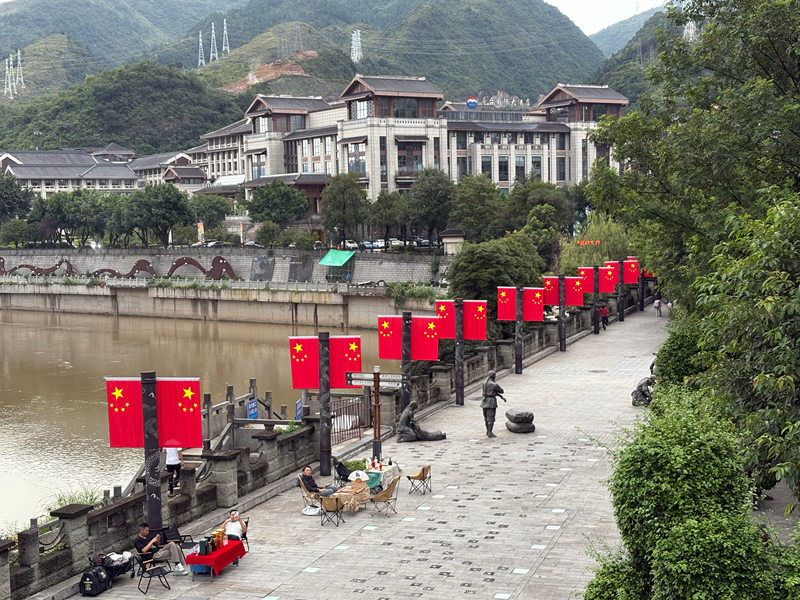 茅台镇已经安装好五星红旗。