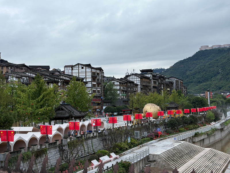 茅台镇已经安装好五星红旗。