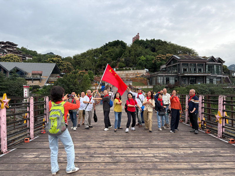 游客在红军桥上大声高歌,表达对祖国的热爱。