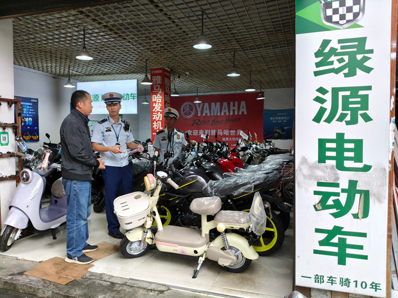 消防人员在电动车销售点展开节前检查。