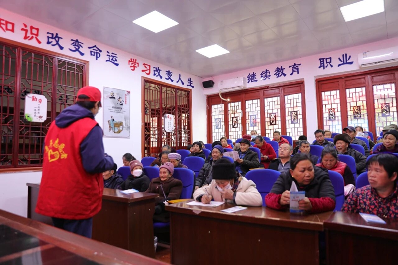 2 图为青年志愿者深入松桃县团山社区给社区居民讲道路交通安全课程.jpg
