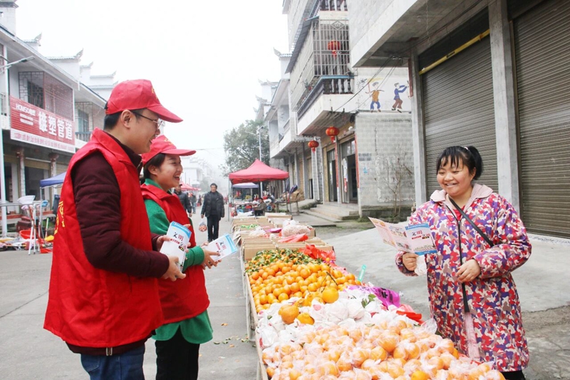 6 图为松桃公路管理段团支部联合长兴堡镇大地村文明实践中心开展文明交通宣传.jpg