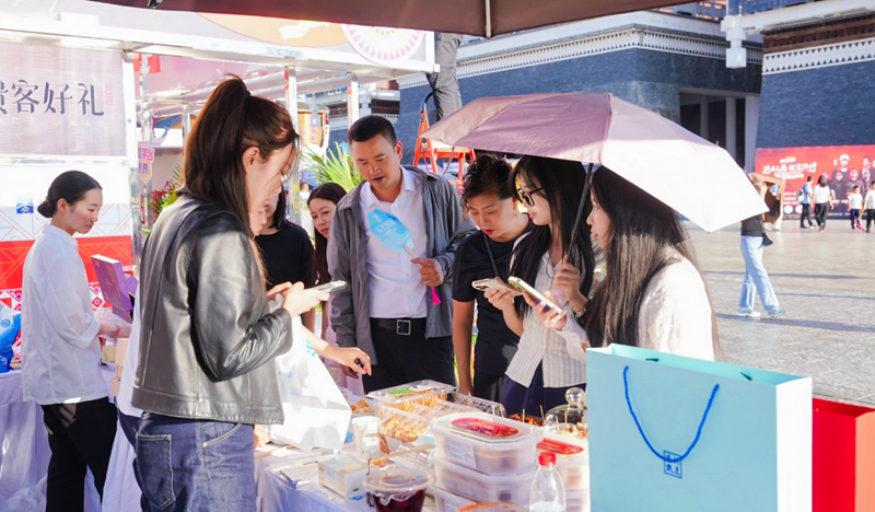 游客排队购买贵州特产美食。贵旅集团供图