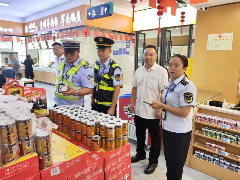 貴州省交通運輸綜合行政執法七支隊十一大隊檢查服務區商店食品安全。