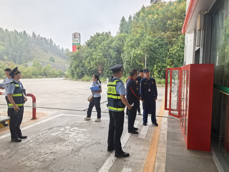 貴州省交通運輸綜合行政執法七支隊十一大隊檢查加油站消防。