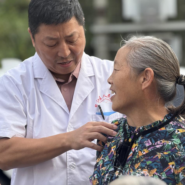 随着东西部医疗协作持续推进，贵州省铜仁市碧江区人民医院携手东莞驻点帮扶医疗团队，通过下基层开展义诊服务......