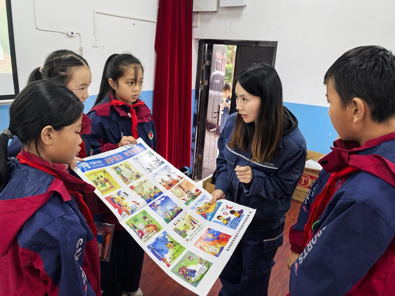 给同学们讲解安全用电知识 (1).jpg