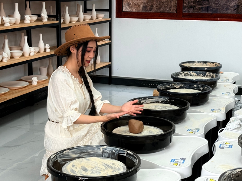 採風團體驗陶藝制作。劉心怡攝.jpg