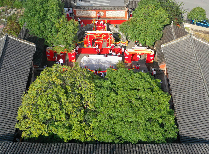 在弥漫着淡淡的花香和浓浓的文化气息的石阡古文庙。王超摄