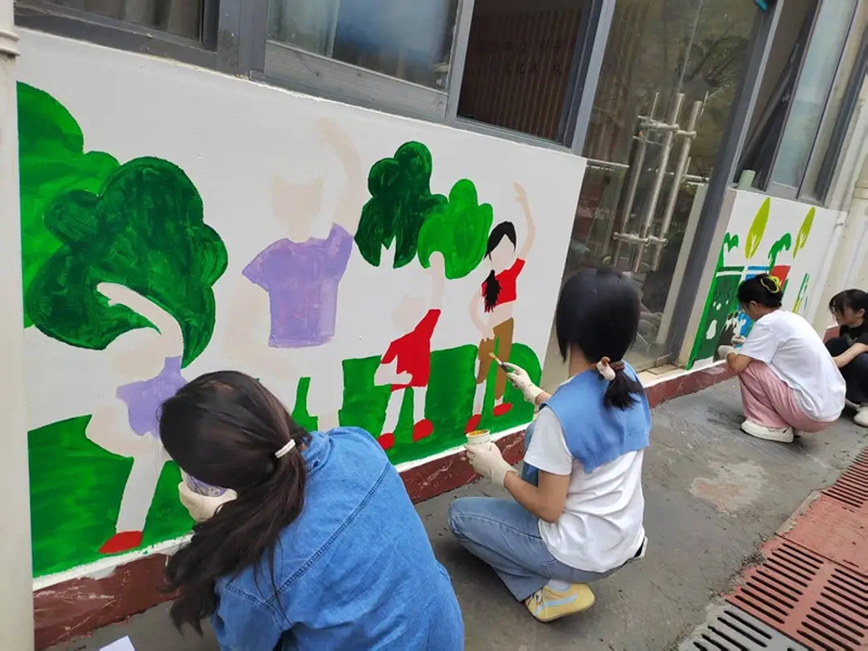 居民上陣手繪牆畫。