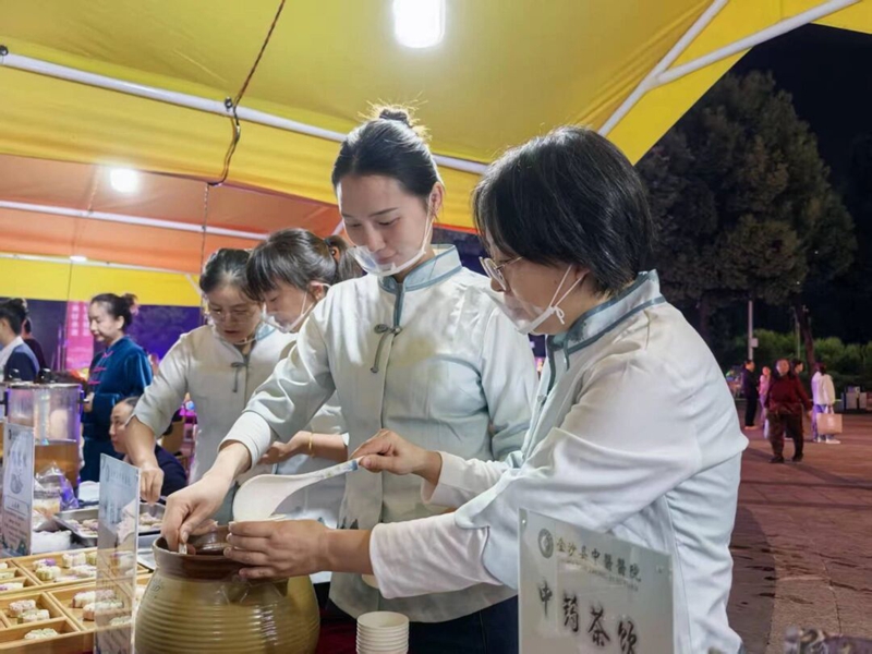 9月26日至27日，由金沙县委宣传部指导、县卫健局主办，金沙县中医医院承办的“中医夜市”将中医馆搬进夜色里，以生活化场景打破传统认知，让中医药文化在晚风中和市民“零距离”相遇。