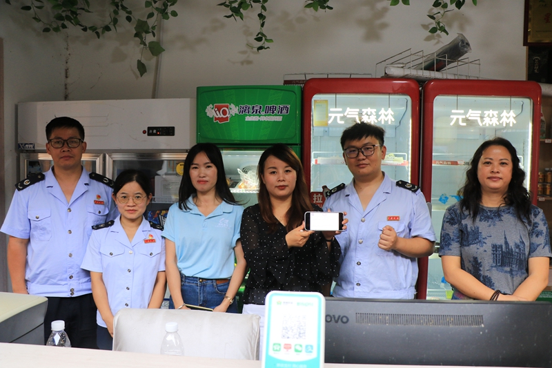 荔波县税务局税务干部实地辅导贵州荔波老八珍饮食文化有限公司樟江食府适用支付即开票功能，并现场成功开具一张“支付即开票”发票