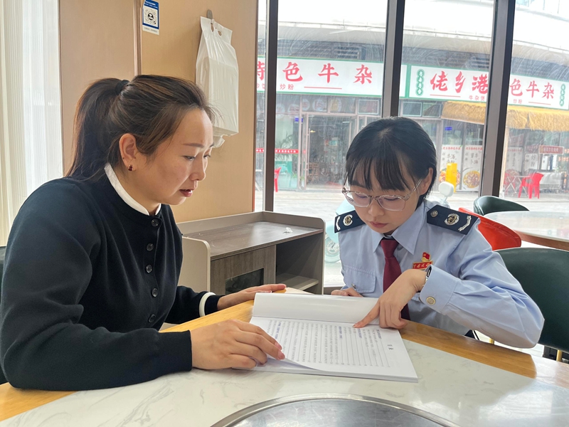 新蒲新区税务局工作人员点对点辅导个体工商户 （供图：国家税务总局贵州新蒲经济开发区税务局 杨小萱）.jpg