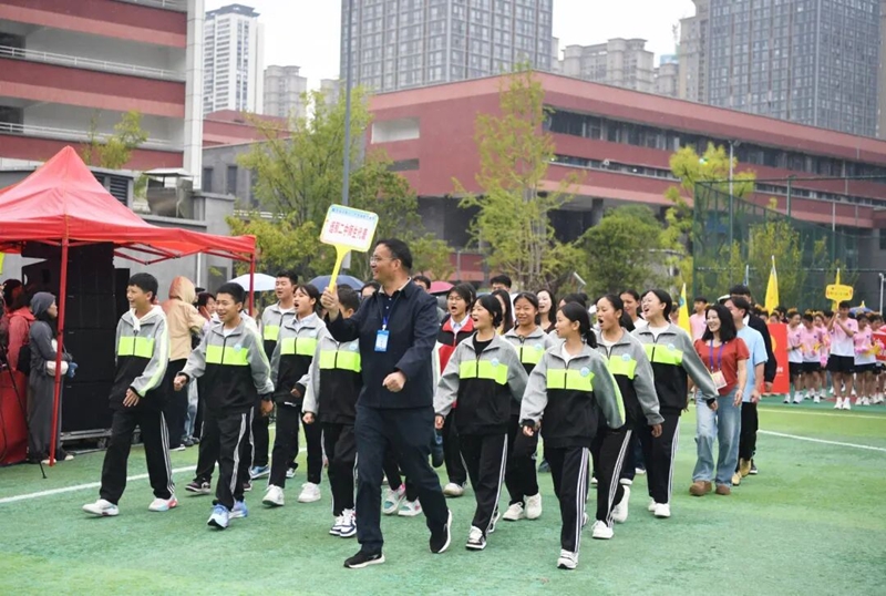 9月29日，貴陽市第十八中學精准幫扶的威寧迤那第二中學師生代表方隊參加第四十五屆體育藝術節開幕式入場式。