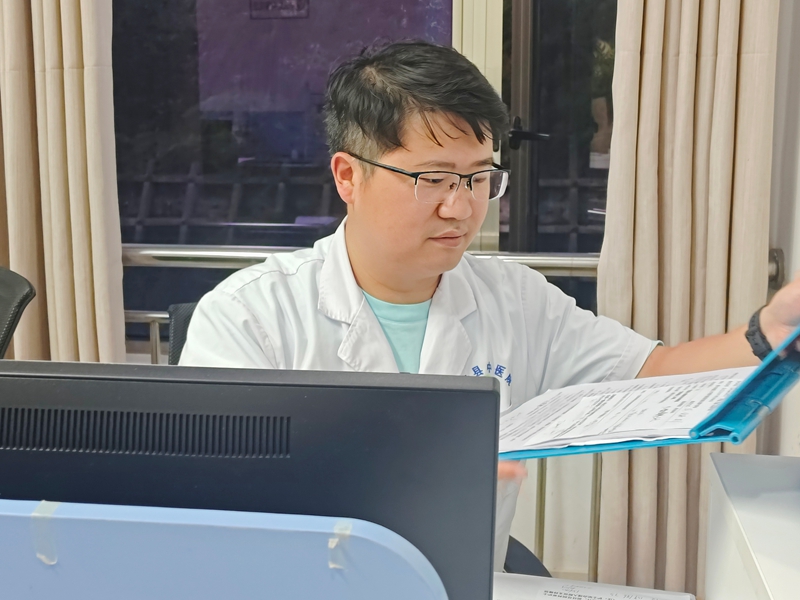 桐梓县中医医院值班医生正在查看患者病历 陈娟摄.jpg