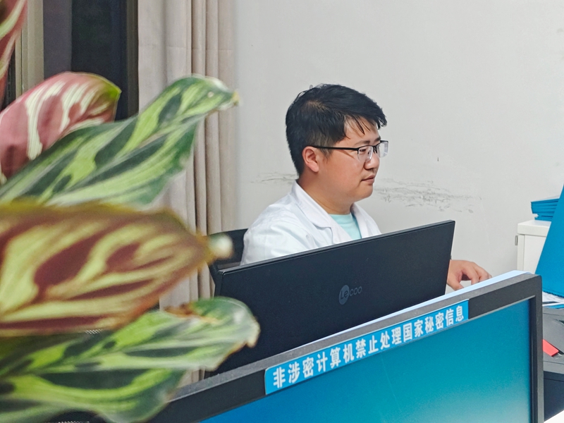 桐梓县中医医院值班医生正在录入病人病历 陈娟摄.jpg