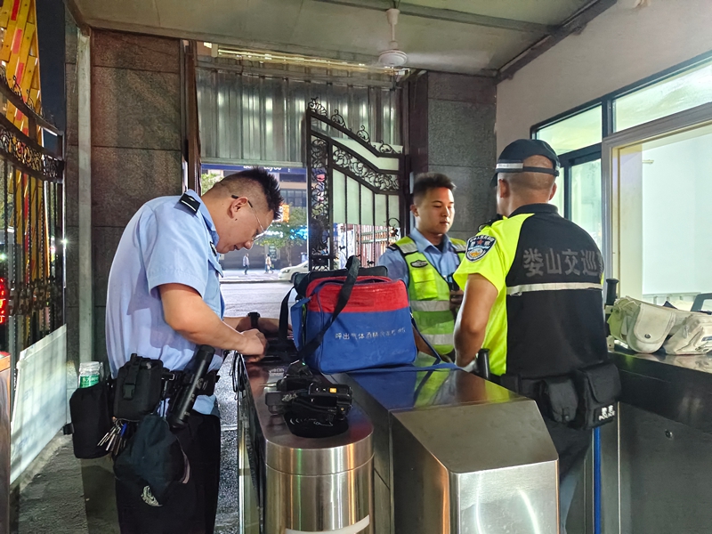 交巡中心民警正在检查外出设备 陈娟摄.jpg
