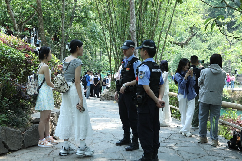 1 小七孔景区巡逻工作人员耐心解答游客询问