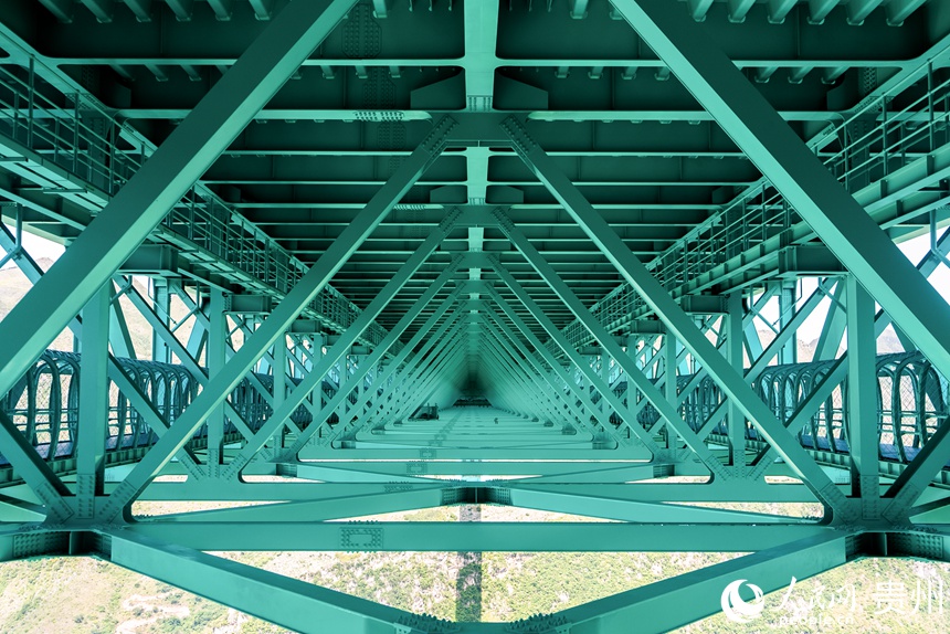 花江峡谷大桥内部的钢结构。人民网记者 涂敏摄