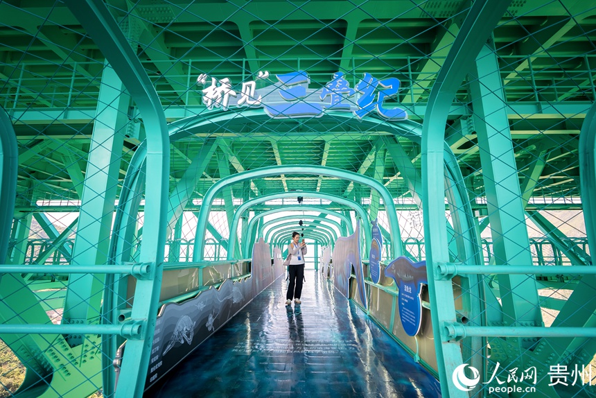 参观者在大桥观光廊道上的化石科普区打卡拍照。人民网记者 涂敏摄