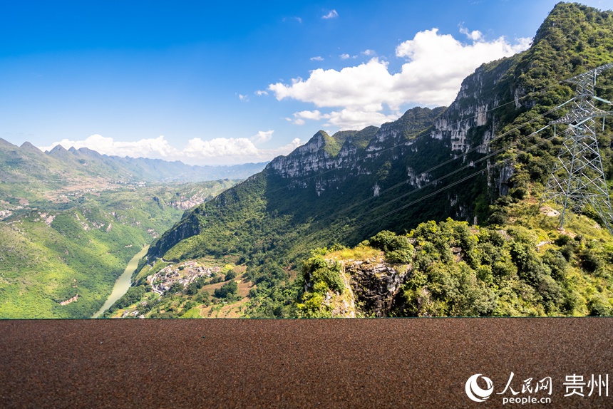 花江峡谷大桥上的极限竞速跑道，游客可在此感受“天际线运动”的独特魅力。人民网记者 涂敏摄