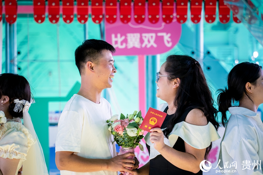 新人在花江峡谷大桥上拍摄纪念照。人民网记者 涂敏摄