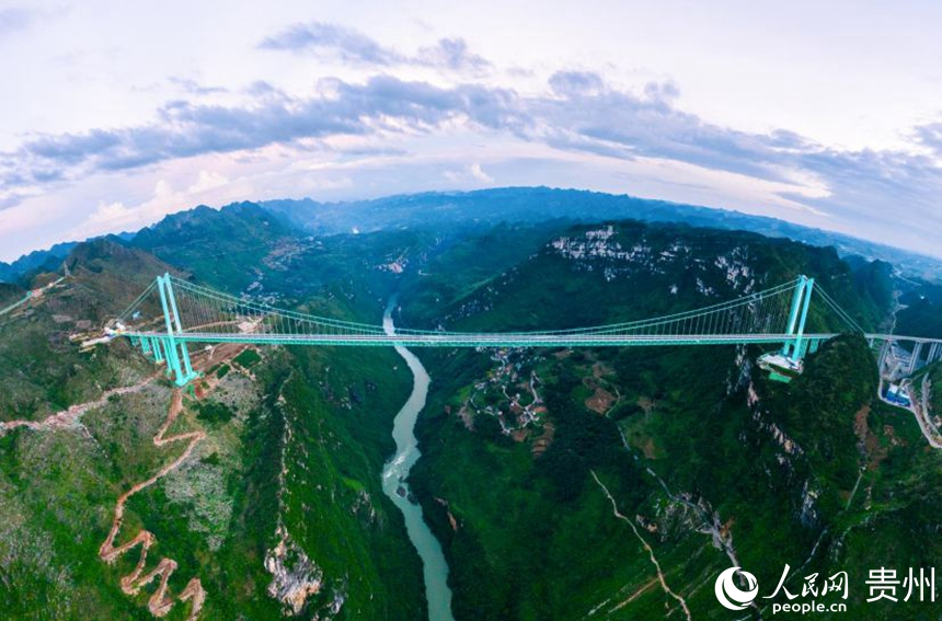 航拍花江峡谷大桥。人民网记者 涂敏摄
