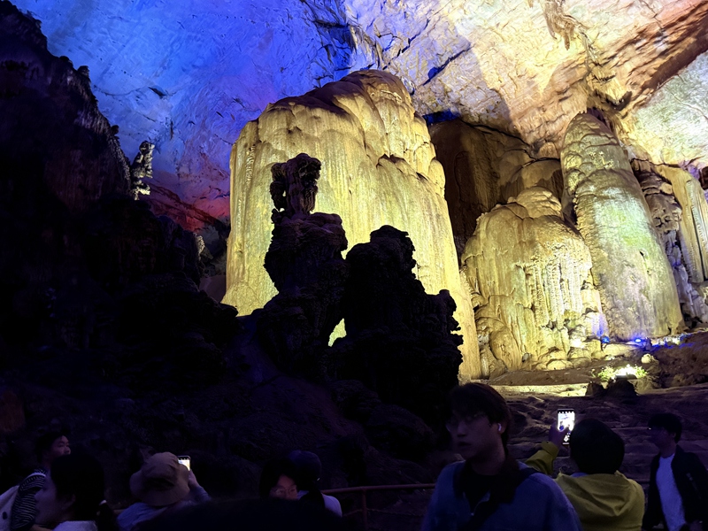 采风团走进织金洞。刘心怡摄