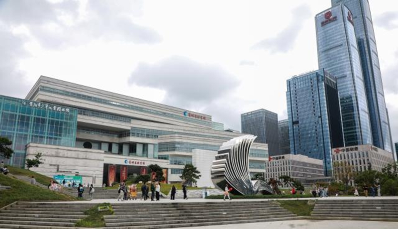 1、省內外游客陸續來到觀山湖。