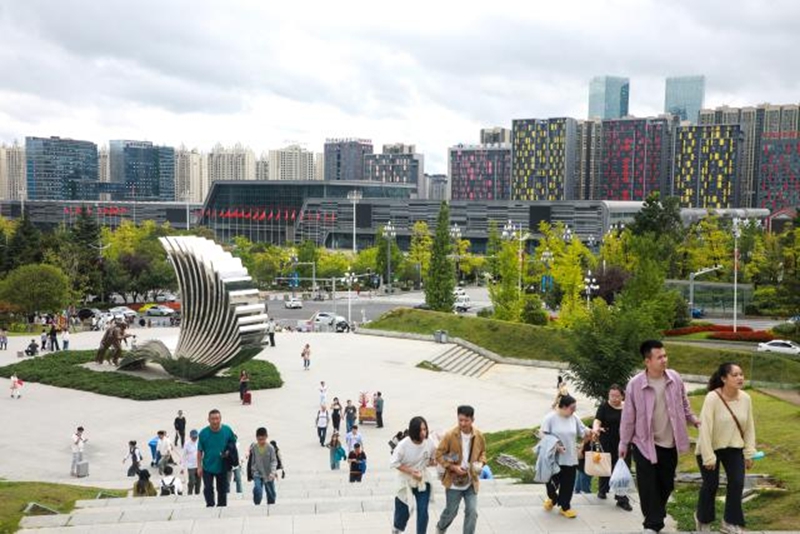 2、省內外游客陸續來到觀山湖。