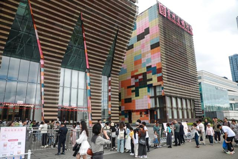 3、游客有序排隊進入貴州省博物館。