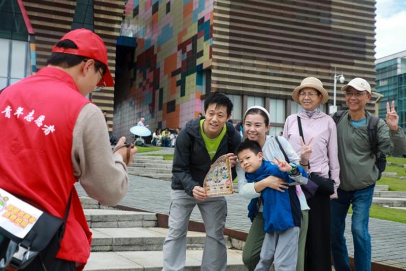 4、上海游客趙舒舒一家在貴州省博物館打卡拍照。