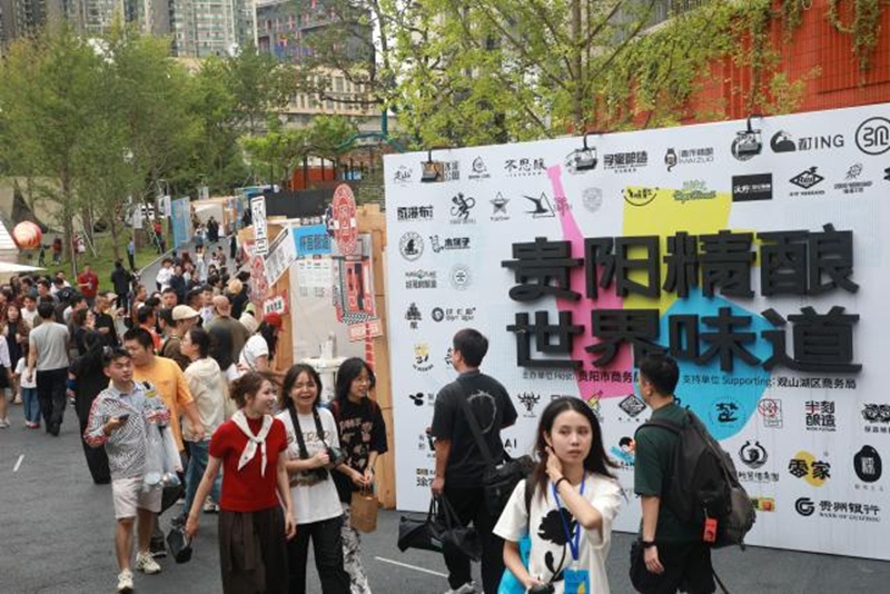 5、游客在阿雲朵倉品味精釀。