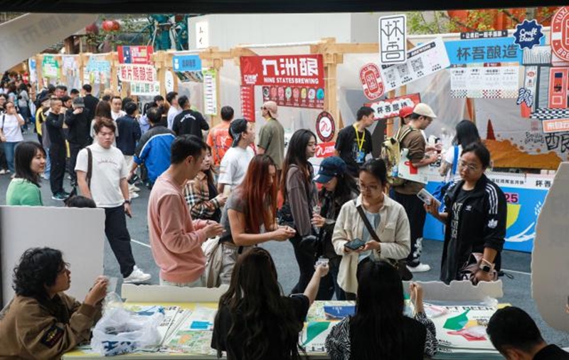 6、游客在阿雲朵倉品味精釀,享受愜意假期。