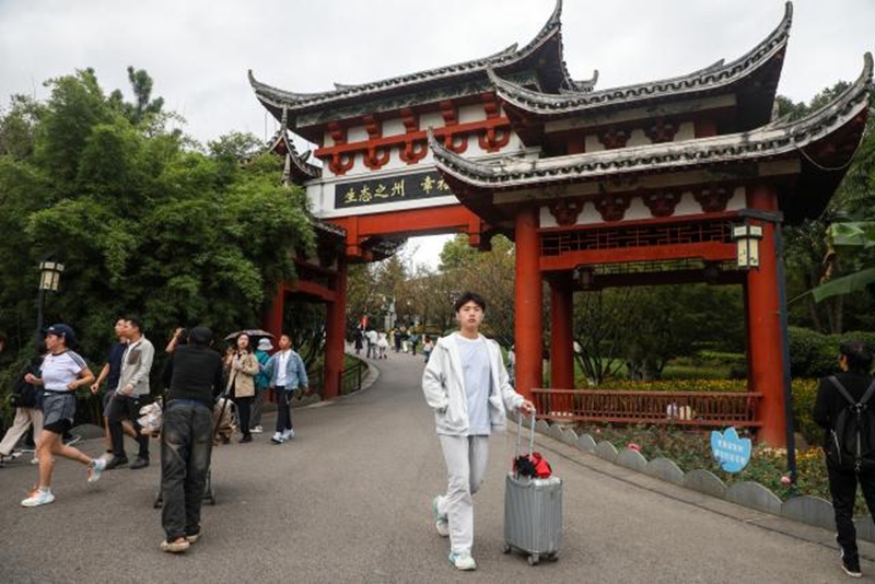 7、游客在觀山湖公園游玩。