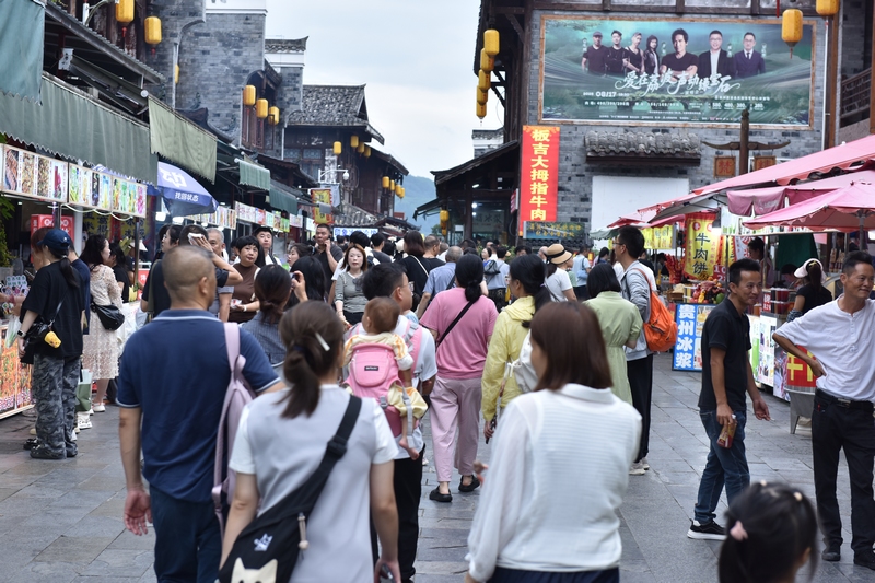 小七孔东门美食街。