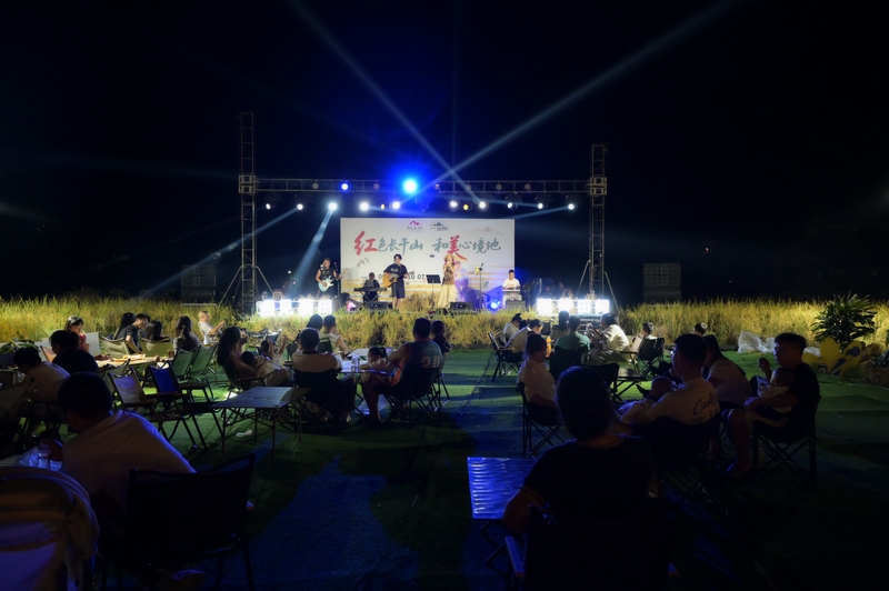 游客在稻田裡聽音樂節。