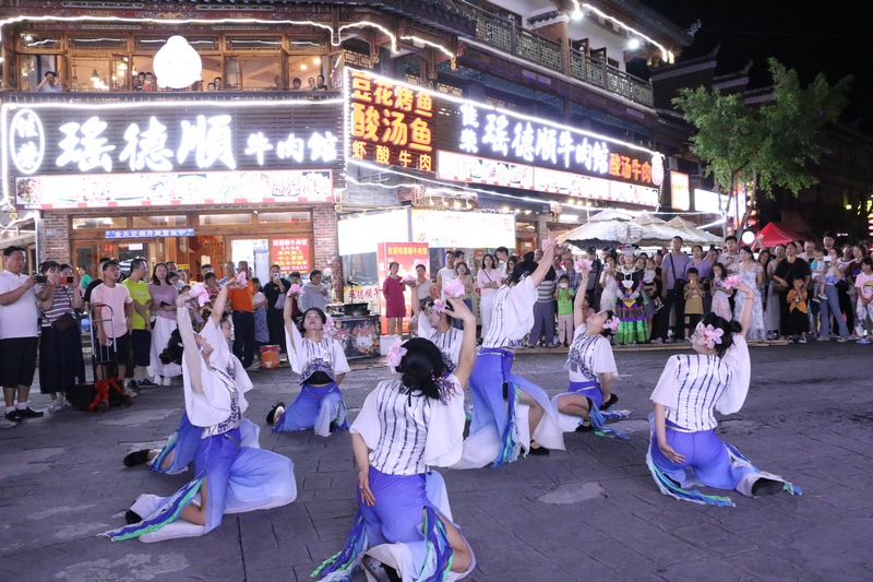 布依族舞蹈《刺梨花红》。