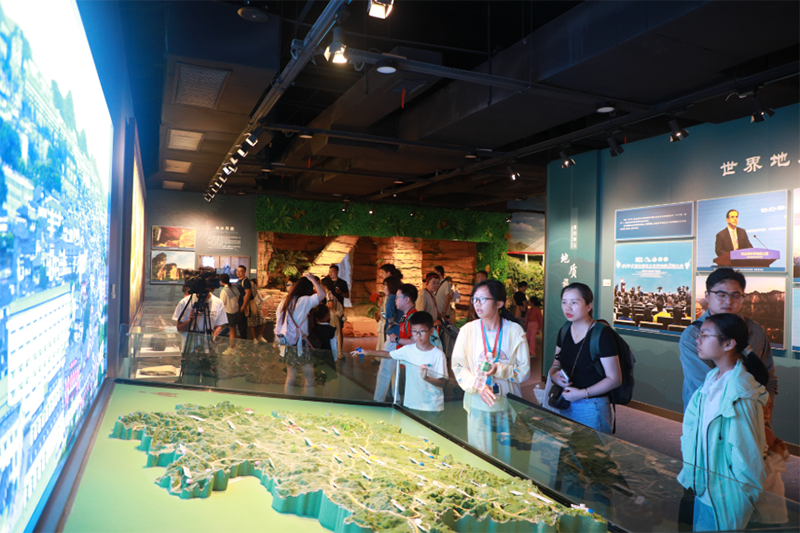 游客參觀貴州省地質博物館。