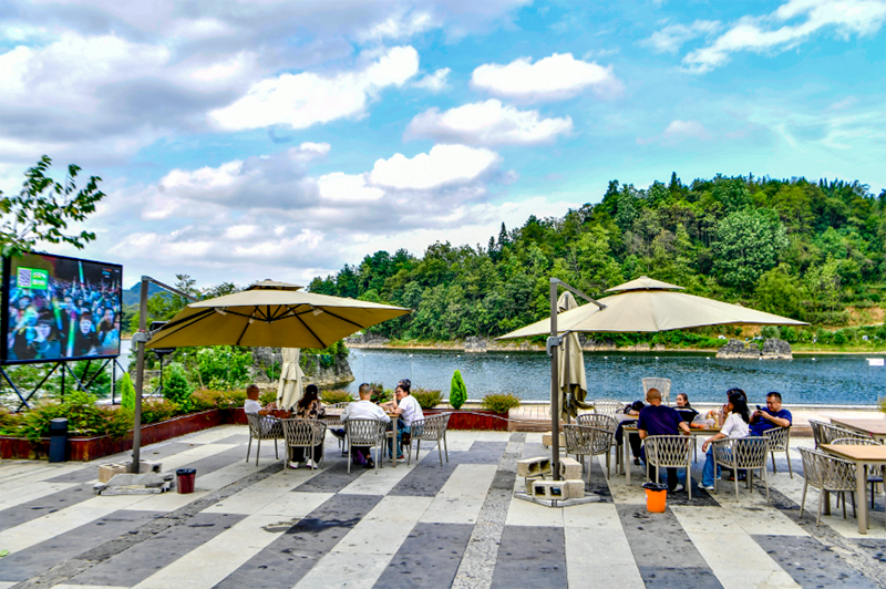位於百花湖畔的塞倫斯·勝境民宿。